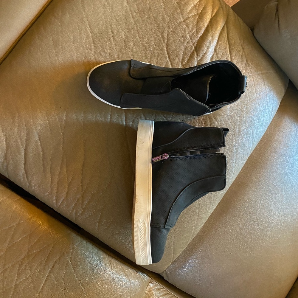 Wedge tennis shoes